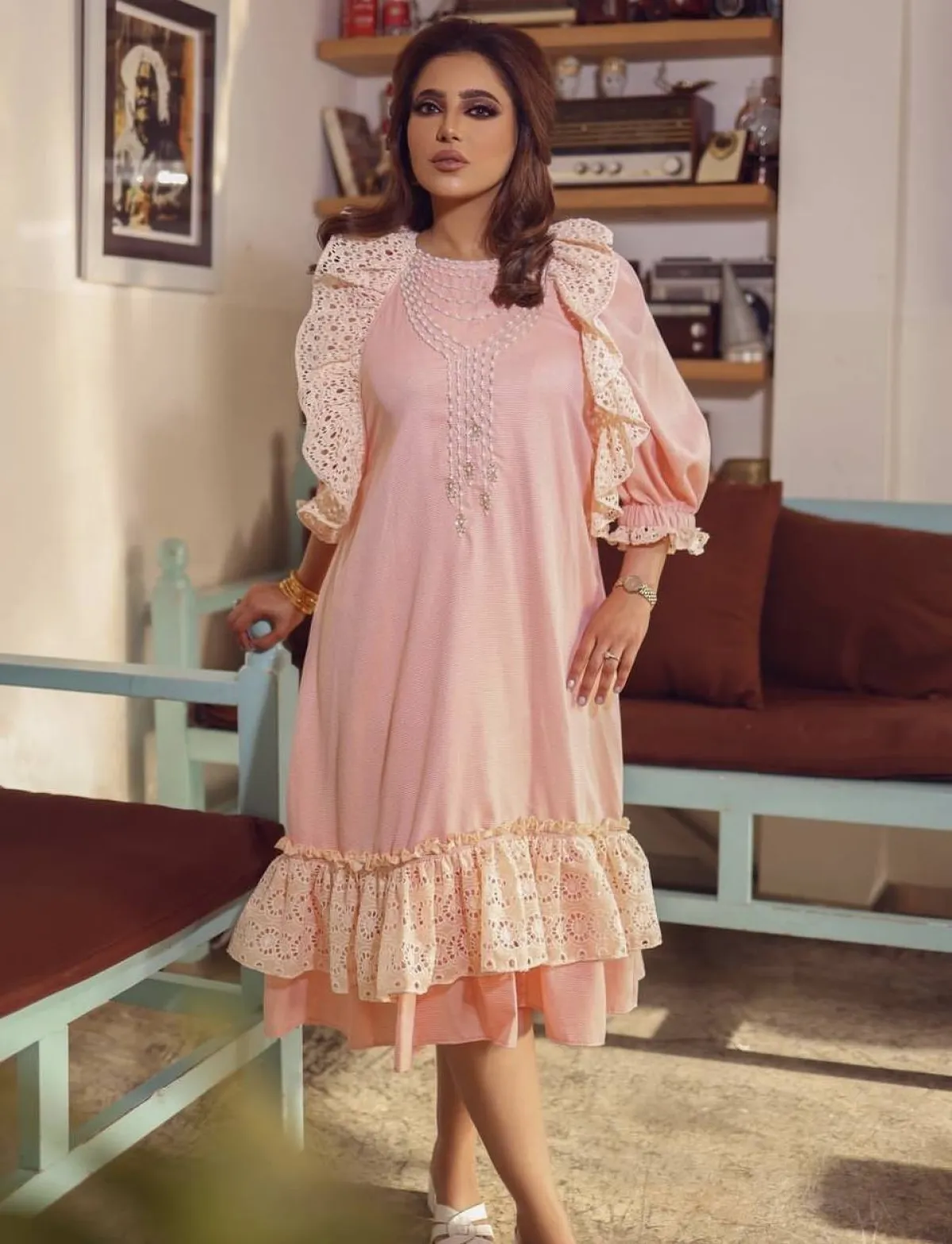 شذى سبت بجلابية وردية