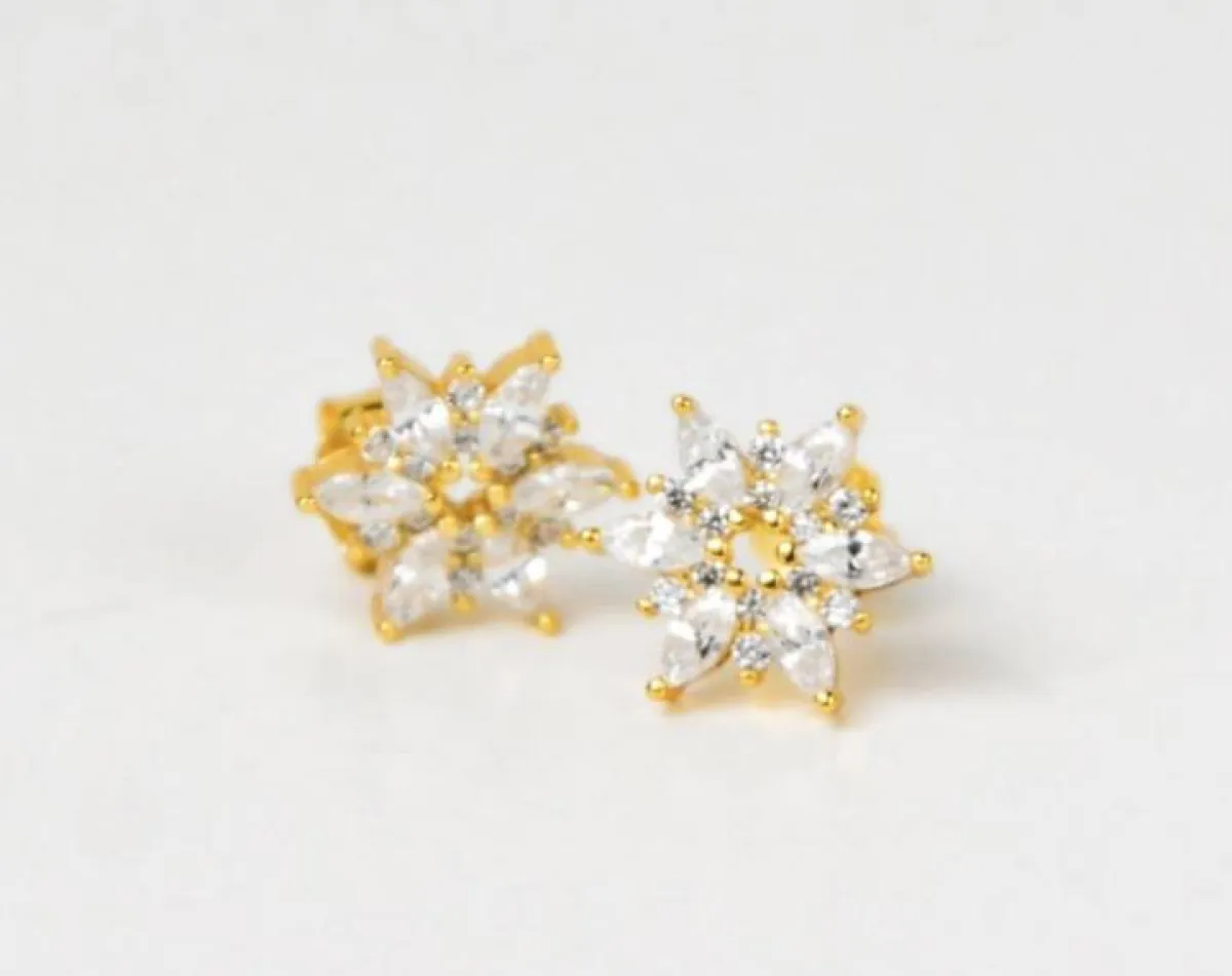 حلق زهرة الثلج الذهبية من Rn jewelry