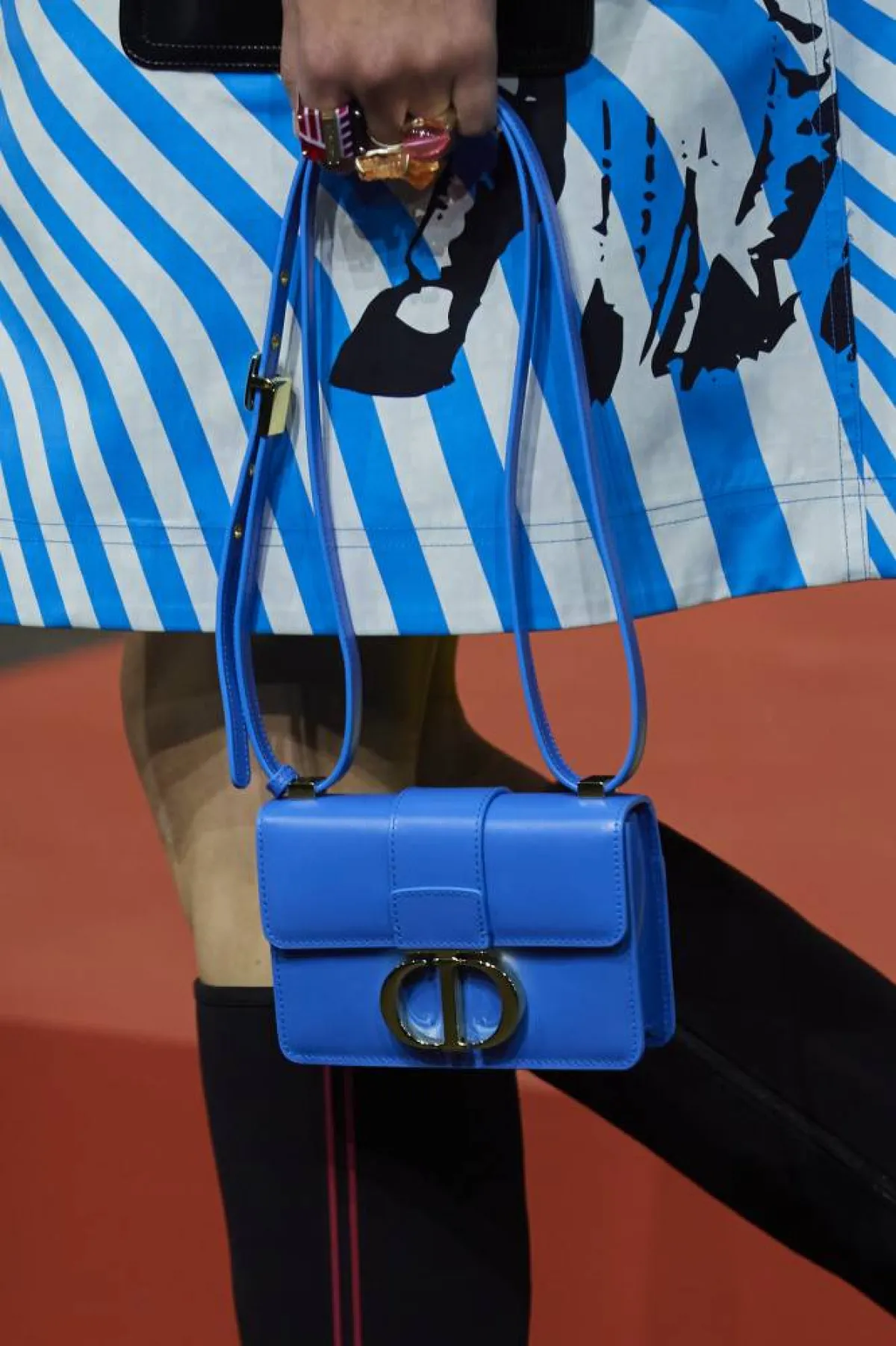 حقيبة كتف صغيرة باللون الأزرق من كريستيان ديور Christian Dior