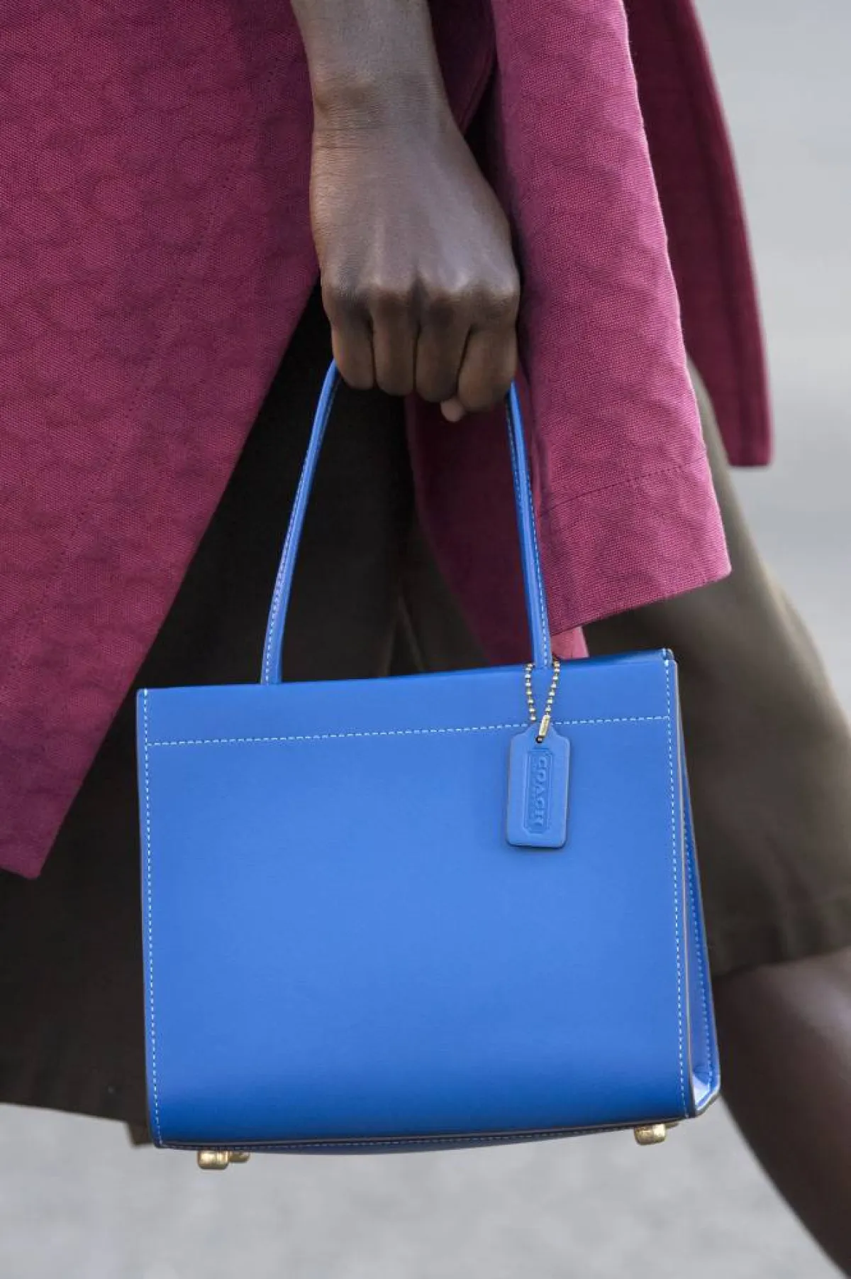 حقيبة يد كبيرة باللون الأزرق من كوتش Coach