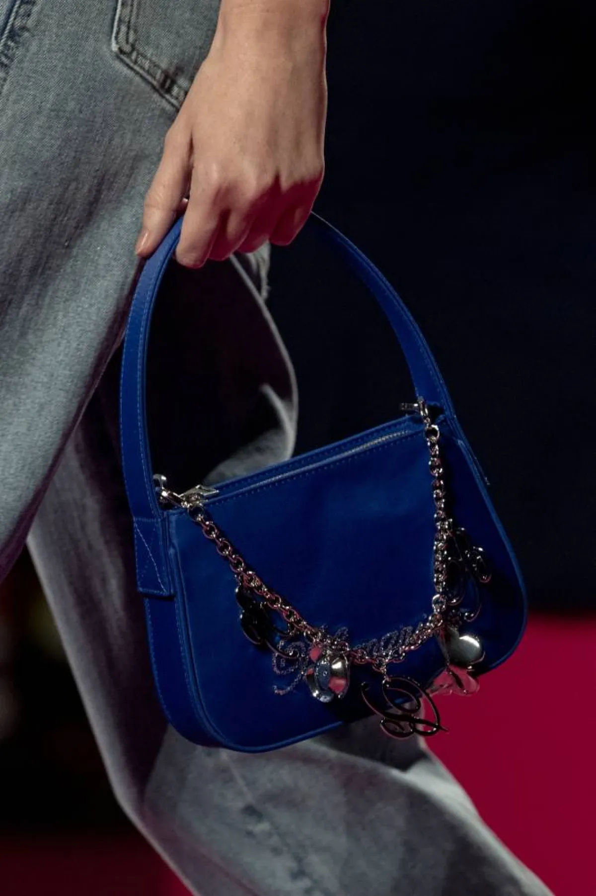 حقيبة يد صغيرة باللون الأزرق من بلومارين Blumarine