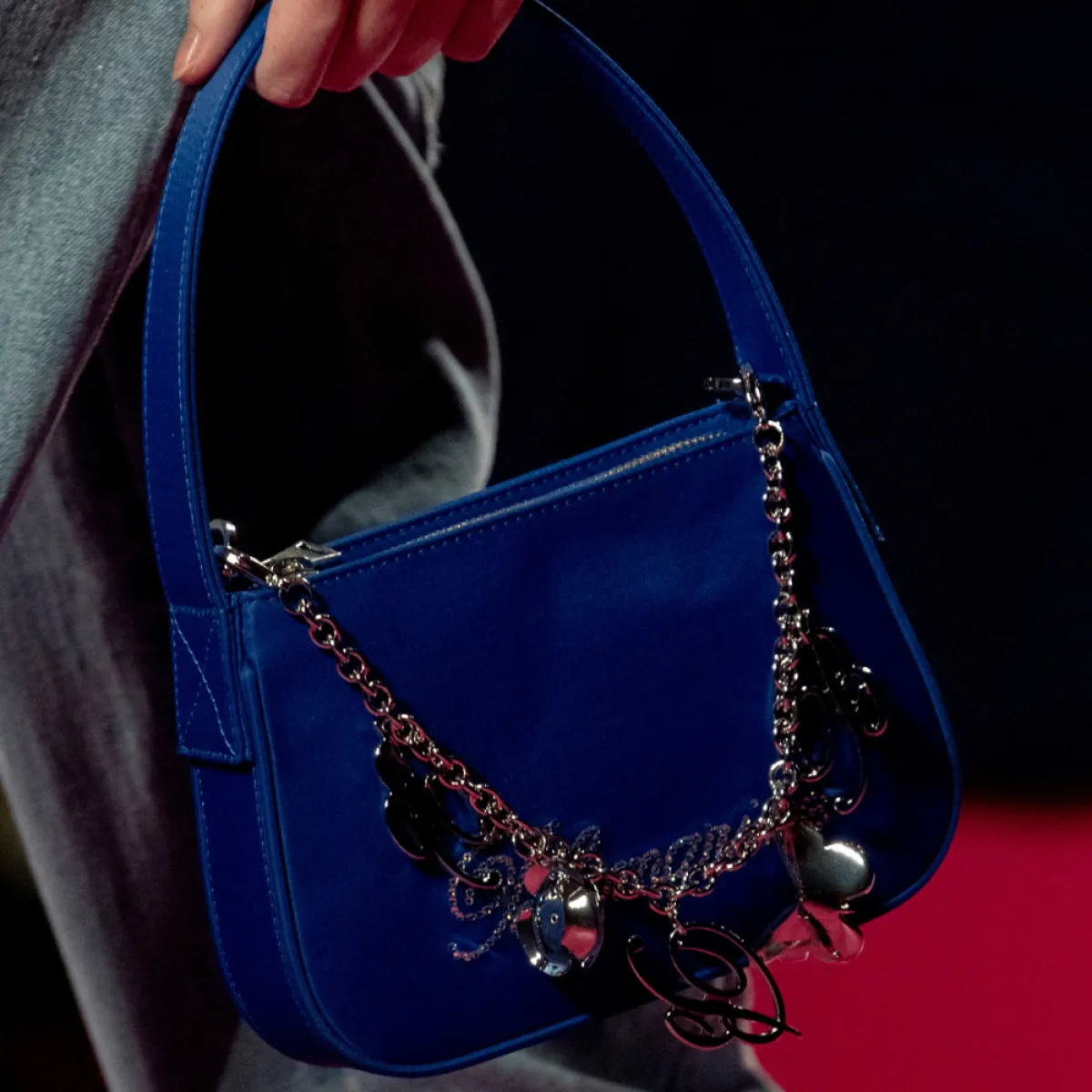 حقيبة يد صغيرة باللون الأزرق من بلومارين Blumarine