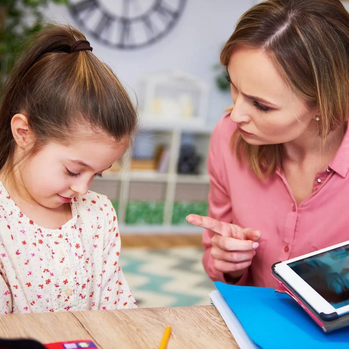 صورة لأم توجه طفلتها