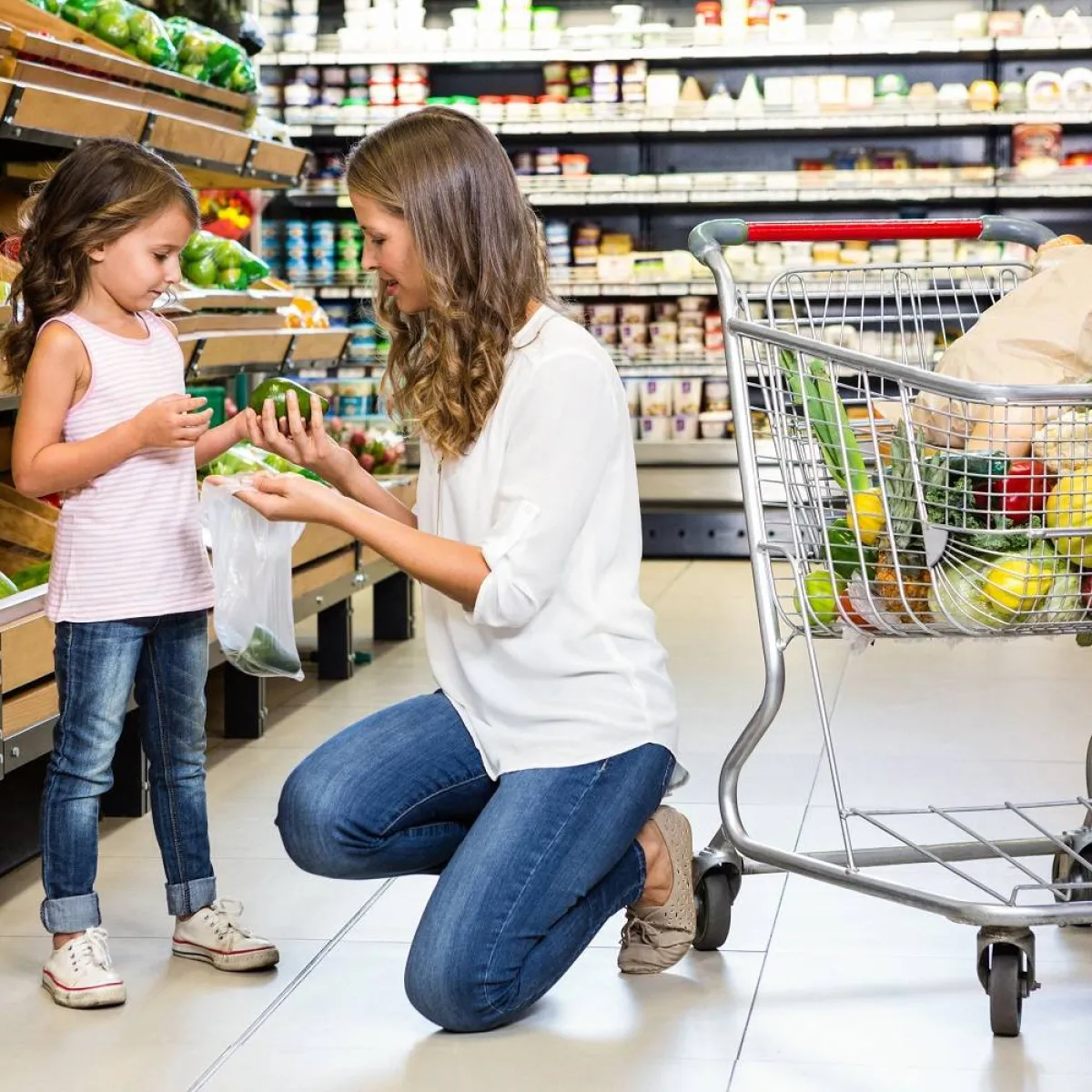 صورة لأم تعلم طفلتها الجديد