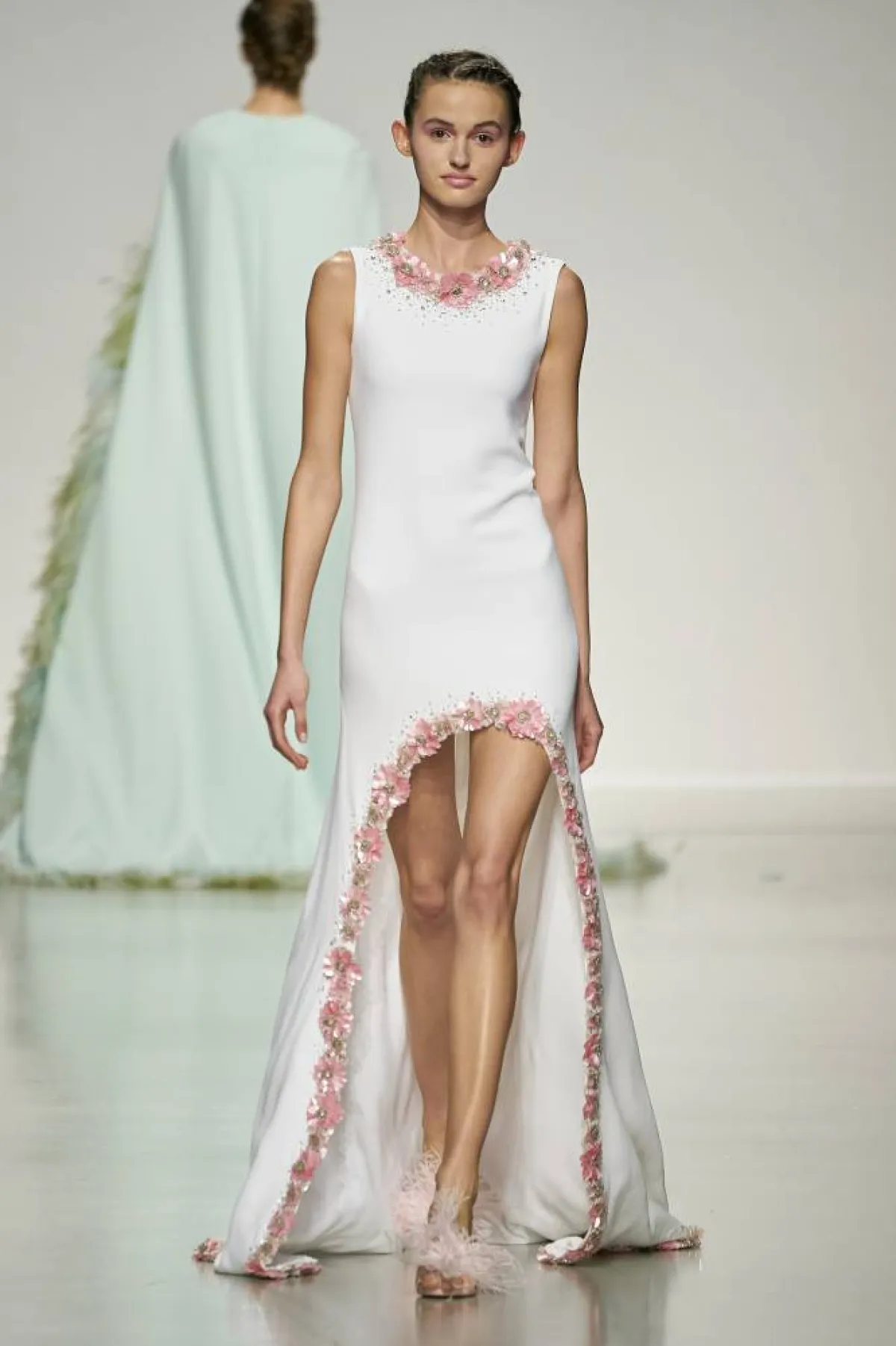 فستان خطوبة ناعم باللون الأبيض من سيليا كريثاريوتي Celia Kritharioti