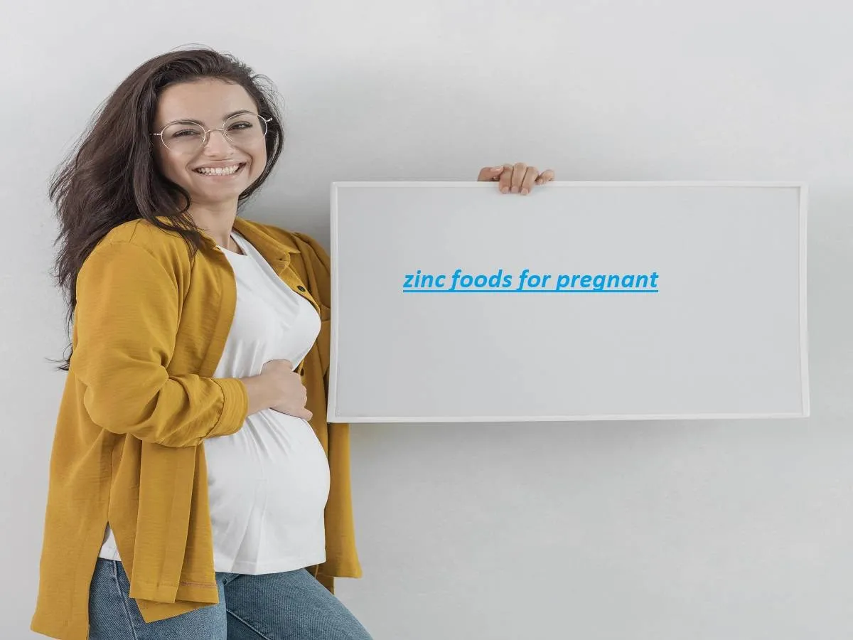 صورة لامرأة حامل تحمل لافتة