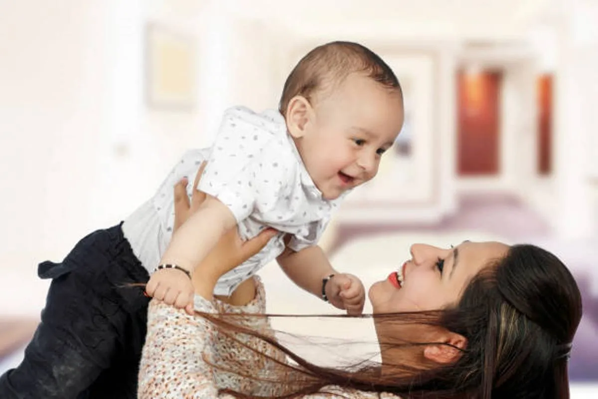 صورة لطفل في الشهر السادس لديه تواصل مع الأم