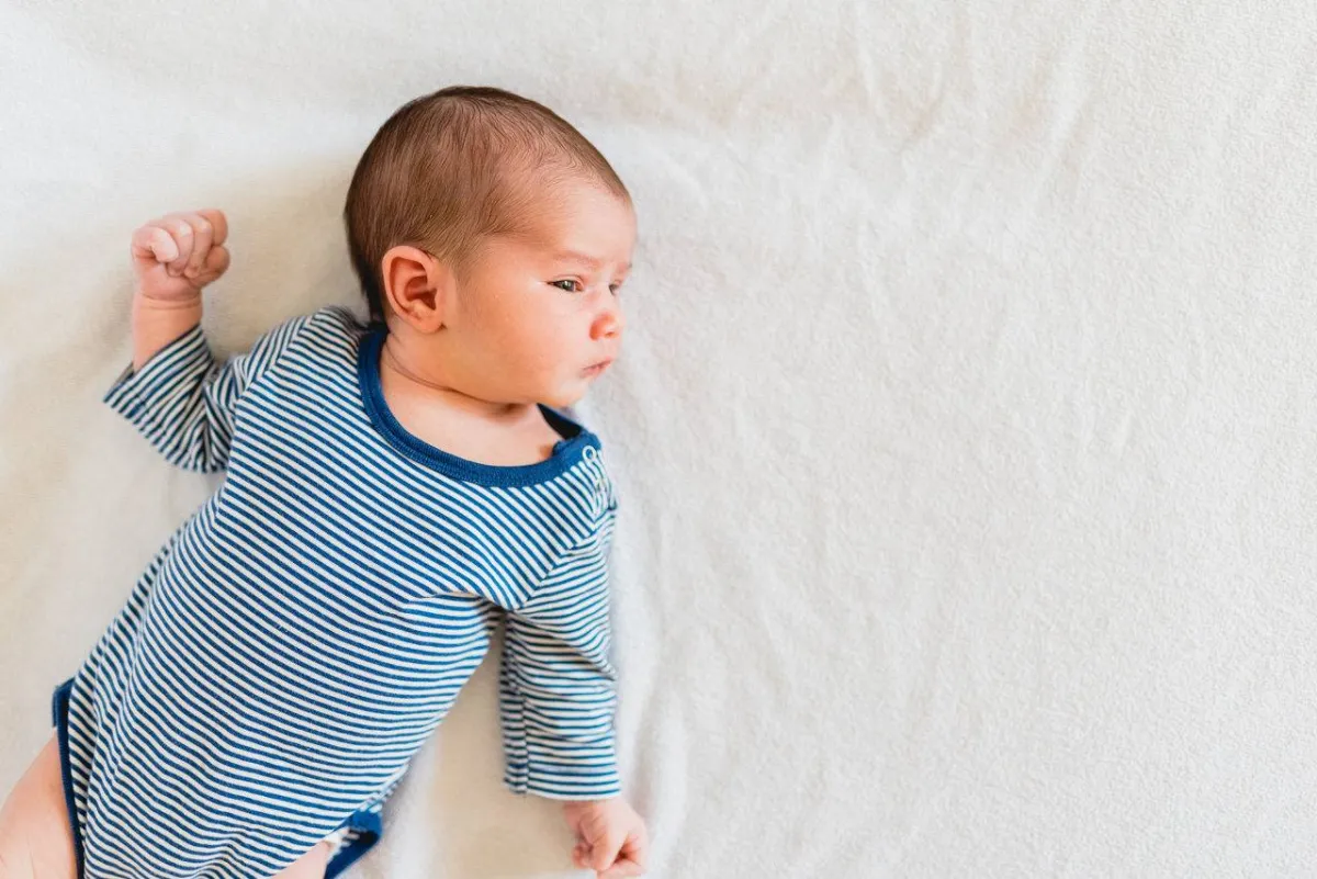 صورة لمولود ينظر