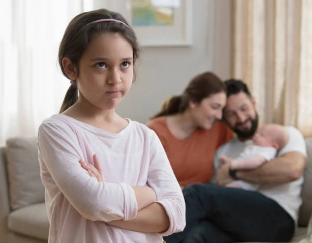 صورة لطفلة تشعر بالغيرة من المولود الجديد