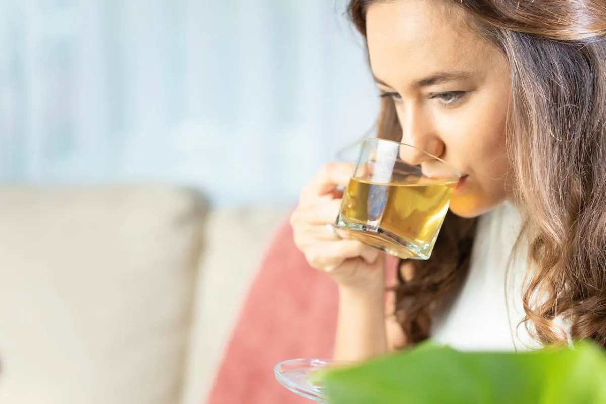 صورة لحامل تشرب شاي الأعشاب