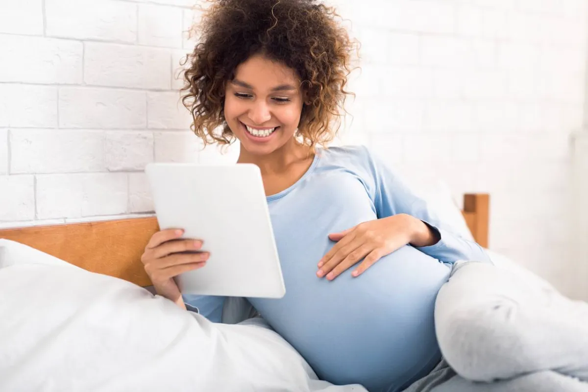 صورة لحامل مستلقية