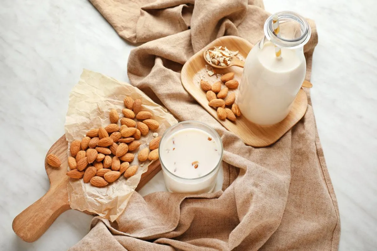 صورة لحليب اللوز