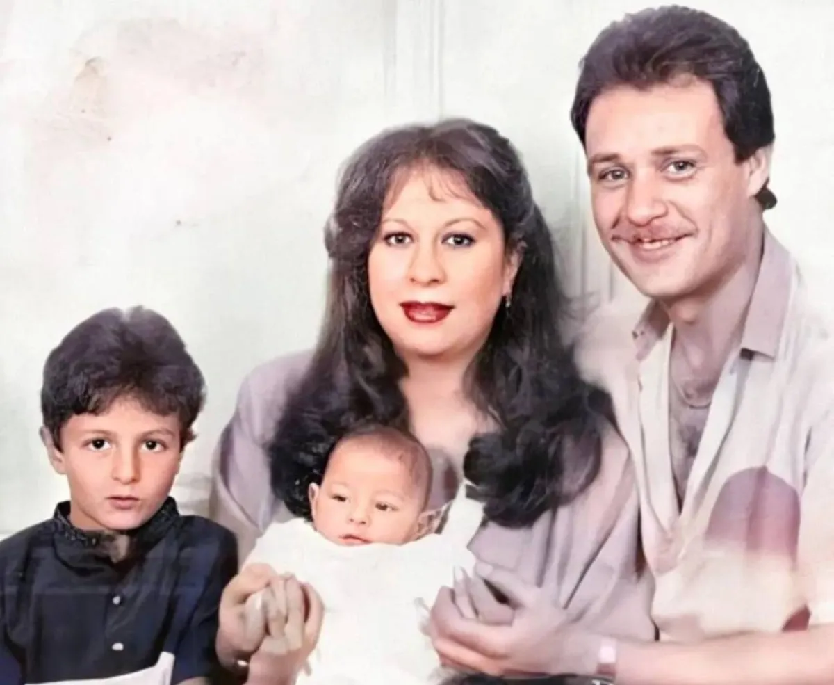 صورة عائلية نادرة لأسرة سمية الألفي - الصورة من حساب أحمد الفيشاوي على إنستغرام