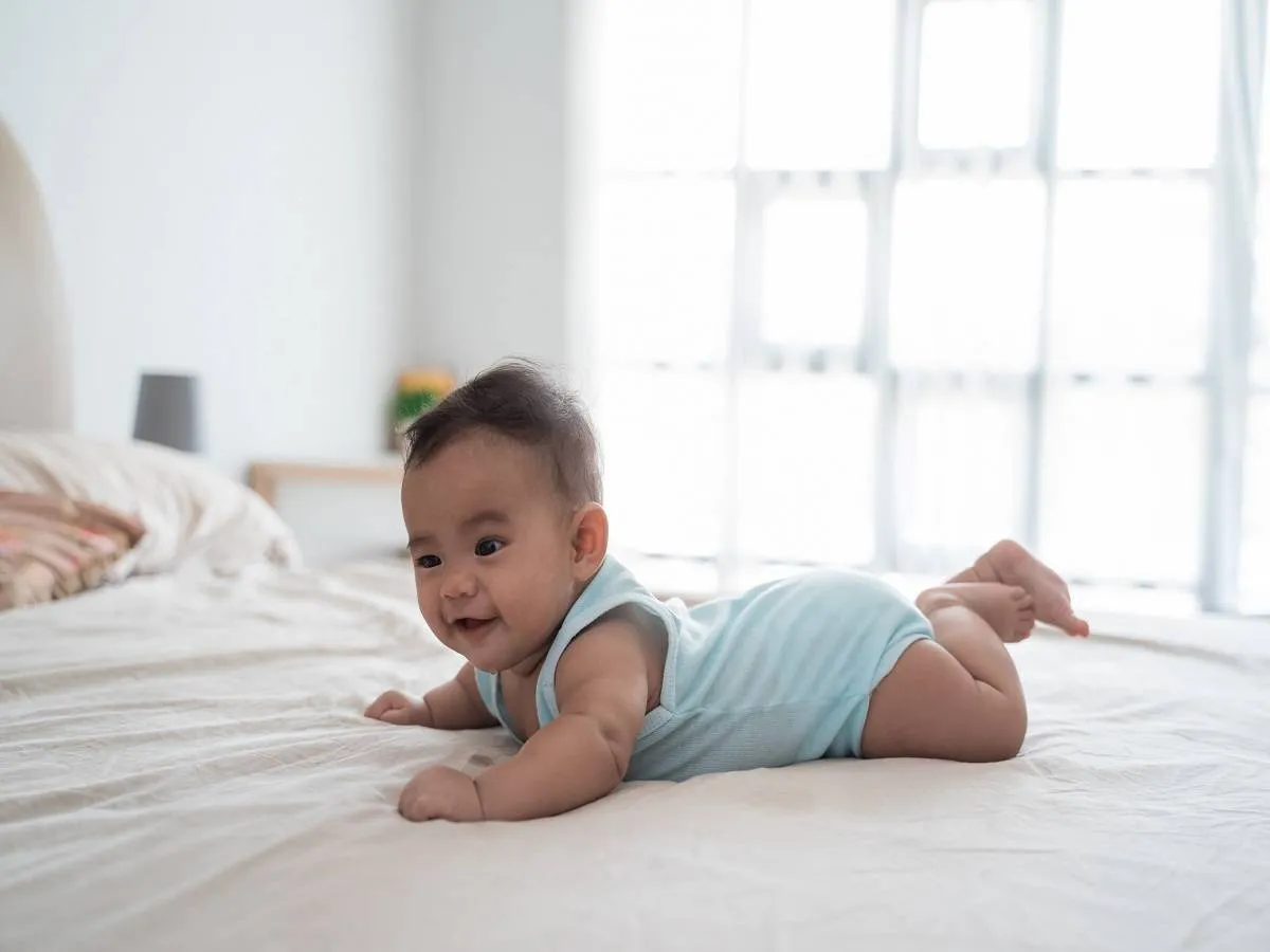 صورة لطفل رضيع نائم على بطنه