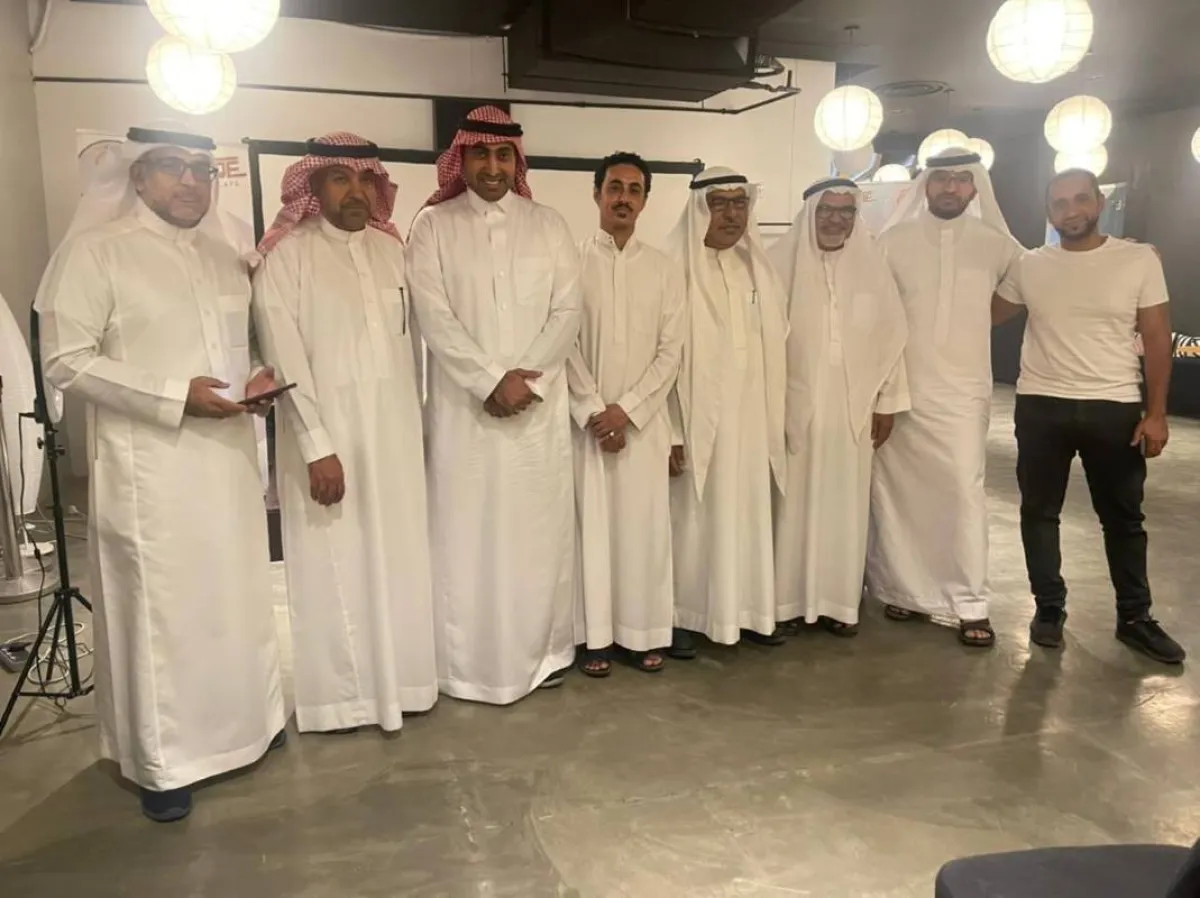 صابر المضحي مع عدد من الحضور في دروس الموسيقى العربية 