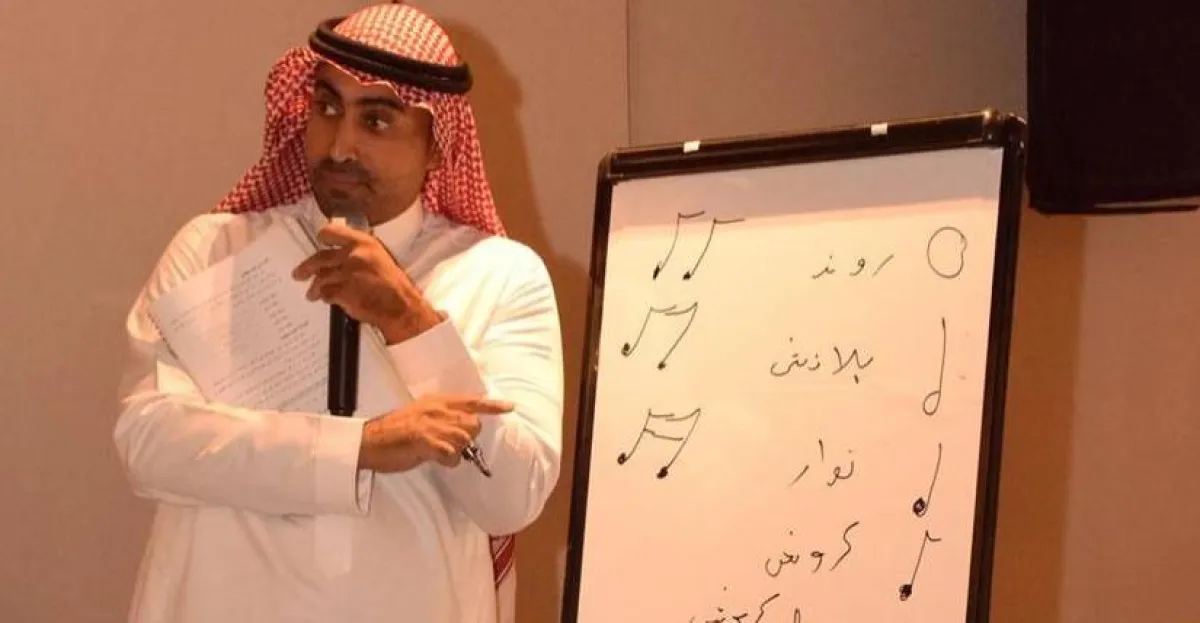 صابر المضحي وهو يقدم  دروس الموسيقى العربية 