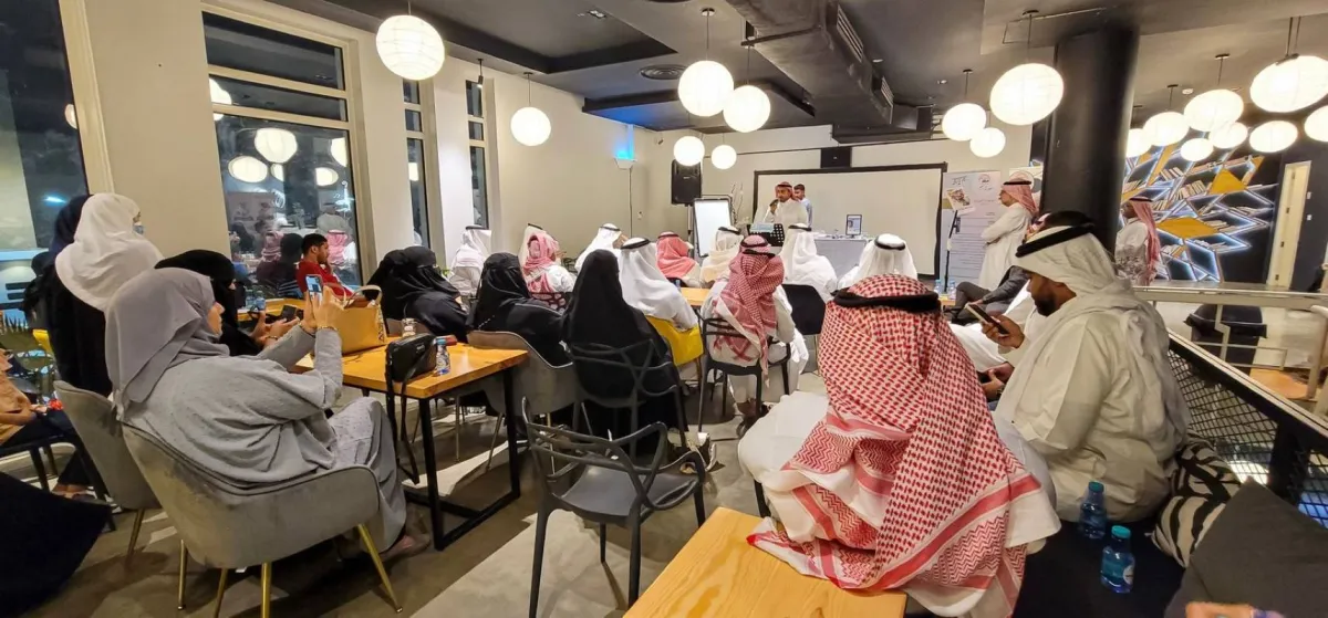 صابر المضحي  أثناء تقديم دروس الموسيقى العربية 