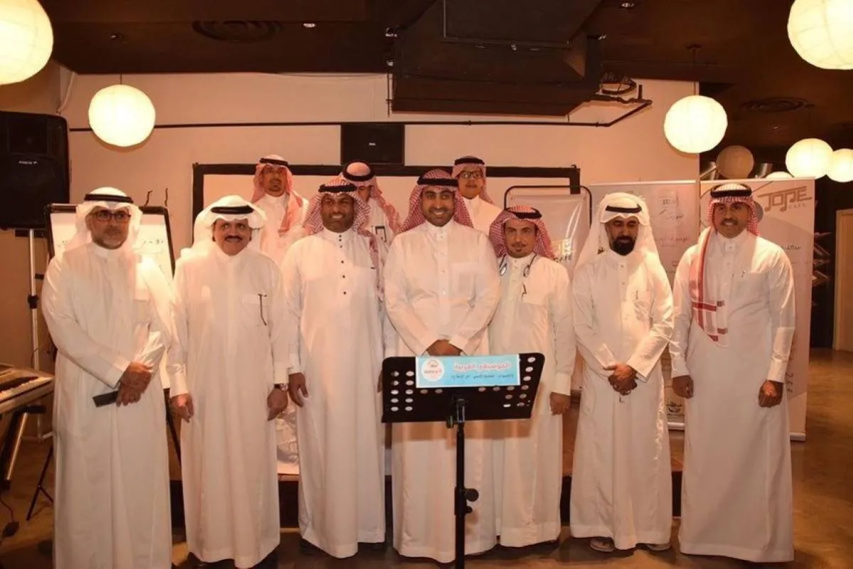 صابر المضحي مع عدد من الحضور في دروس الموسيقى العربية 