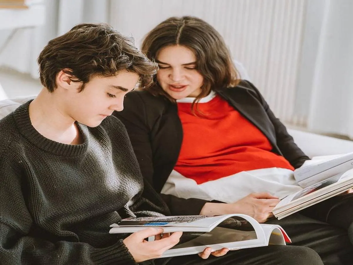 صورة لأم تتكلم مع ابنها المراهق