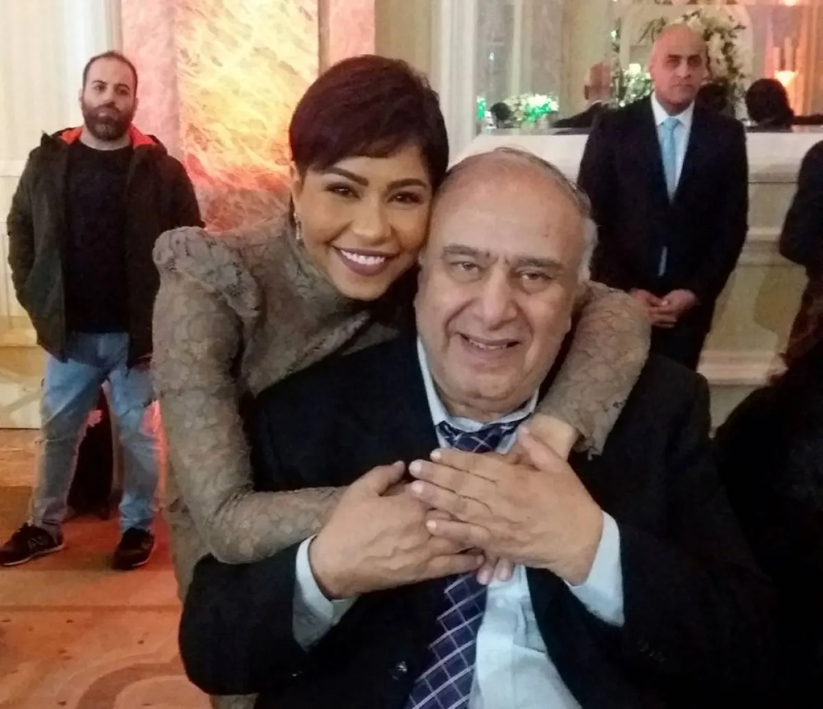 شيرين عبد الوهاب ووالد حسام حبيب - الصورة من حسابه على الفيس بوك