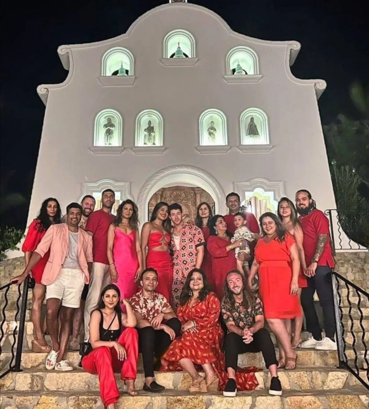 بريانكا شوبرا وسط أهلها وأصدقائها- الصورة من حساب بريانكا شوبرا على إنستغرام