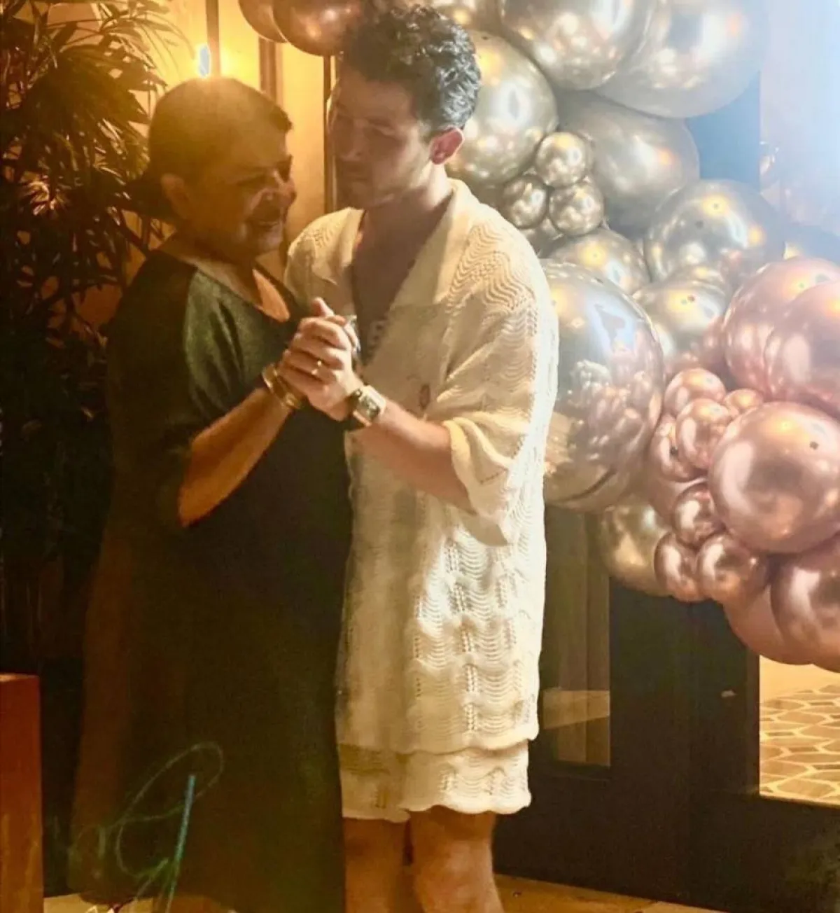 نيك جوناس يرقص مع مادو شوبرا والدة بريانكا- الصورة من حساب بريانكا شوبرا على إنستغرام