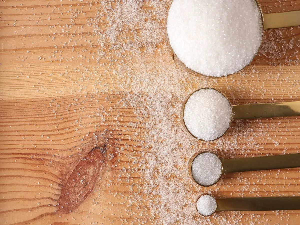 صورة لملاعق من السكر الأبيض