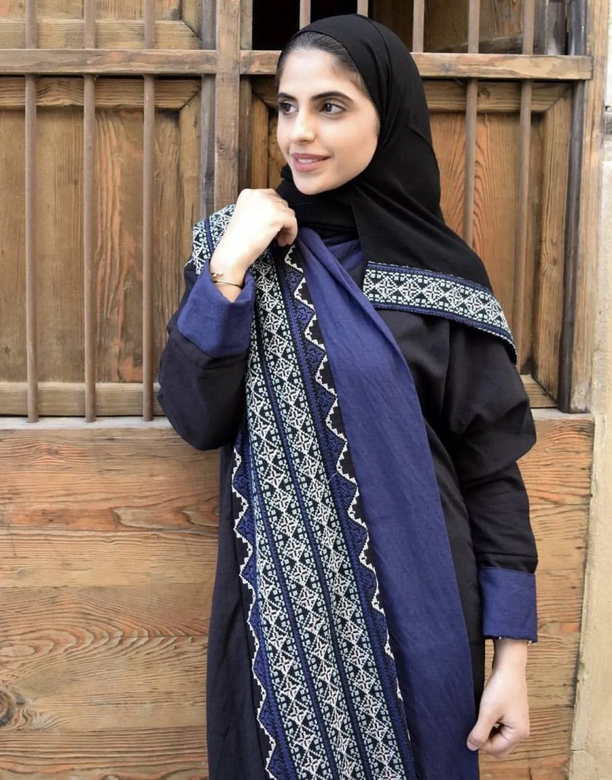 ملاك ال داوود بعباية مخططة