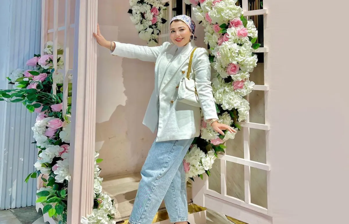 حنان الحكيم بالبليزر مع الجينز الفضفاض