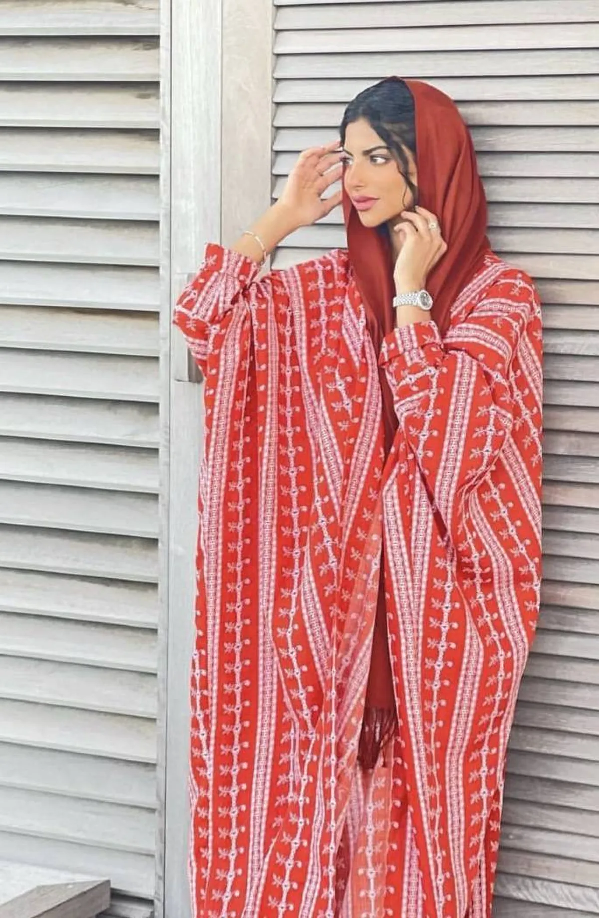 شهد الزهراني بعباية البشت المخططة