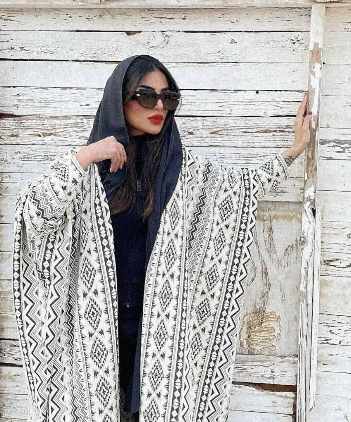 فاطمة الانصاري بعباية مخططة