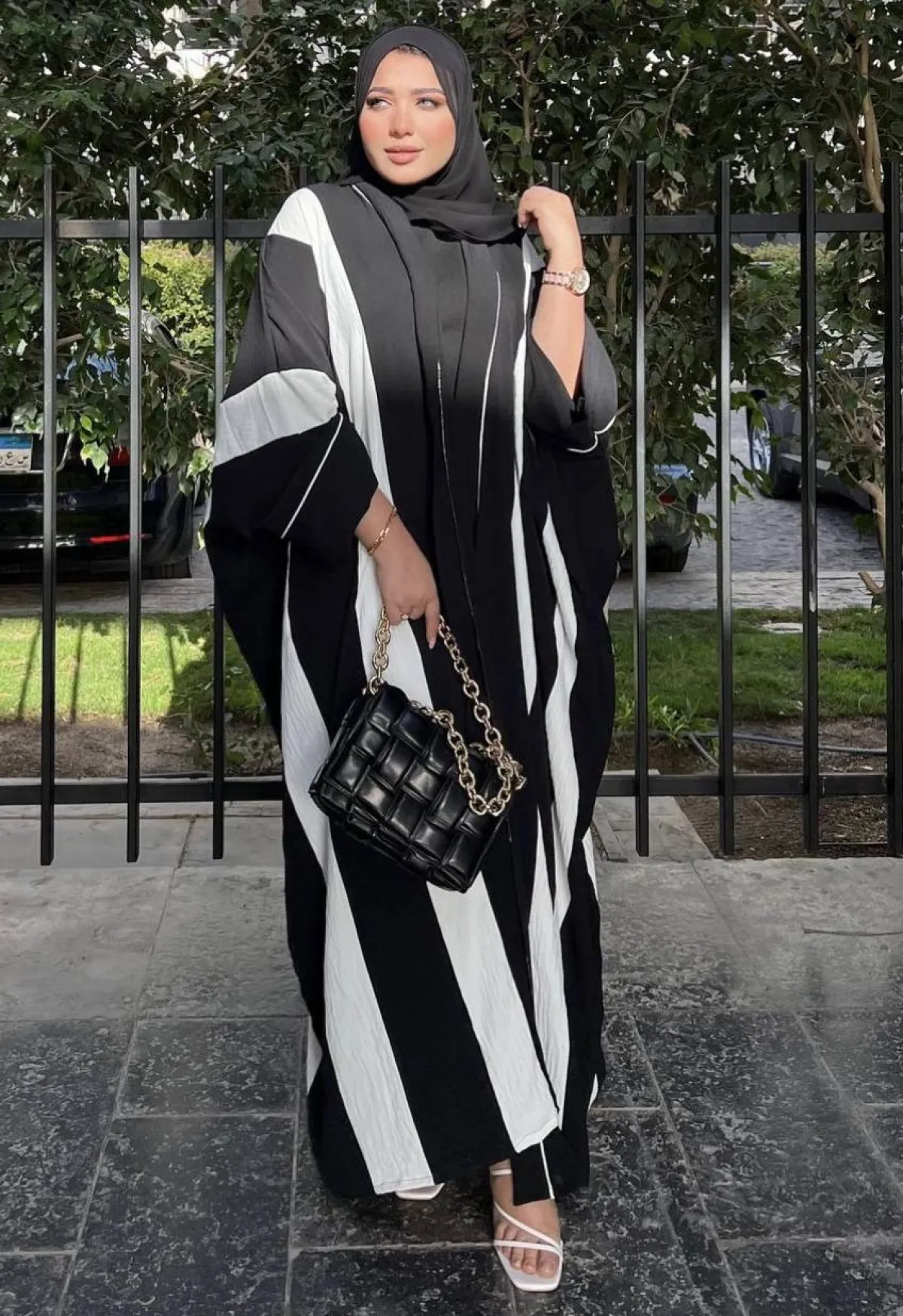 حنان الحكيم باطلالة اللون الاسود والابيض