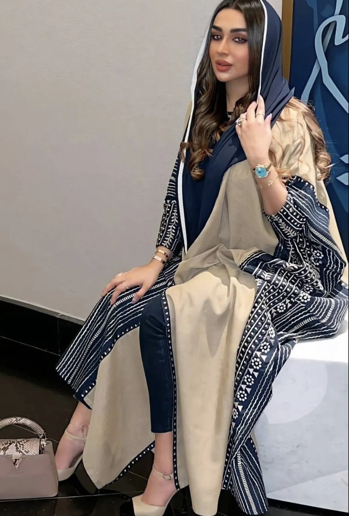 امل الانصاري بعباية مخططة على الجانبين