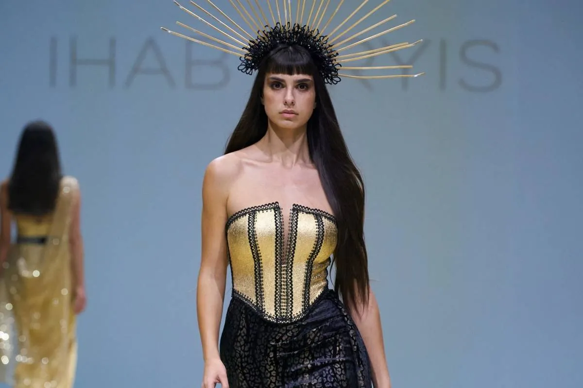 فساتين باللونين الأسود والذهبي