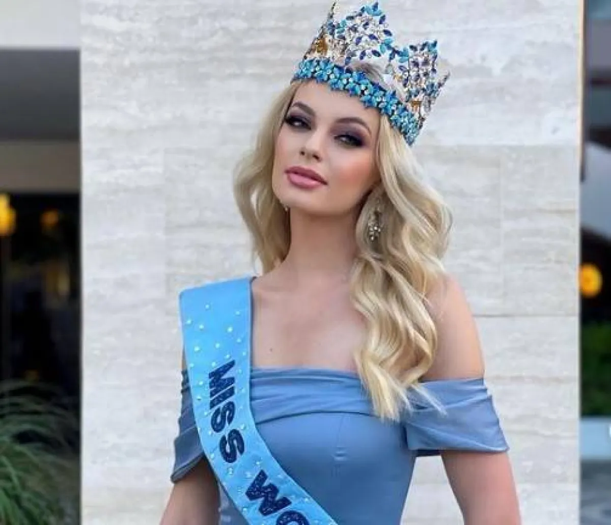 كارولينا بيلاوسكا- الصورة من حساب ملكة جمال العالم الرسمي على انستغرام 