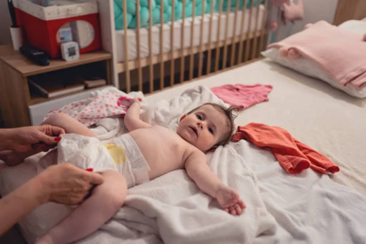 صورة لعملية تغيير الحفاض بانتظام