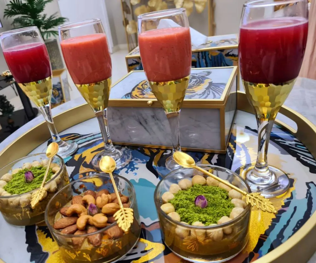 الذهبي لون بارز في موضة أواني الضيافة