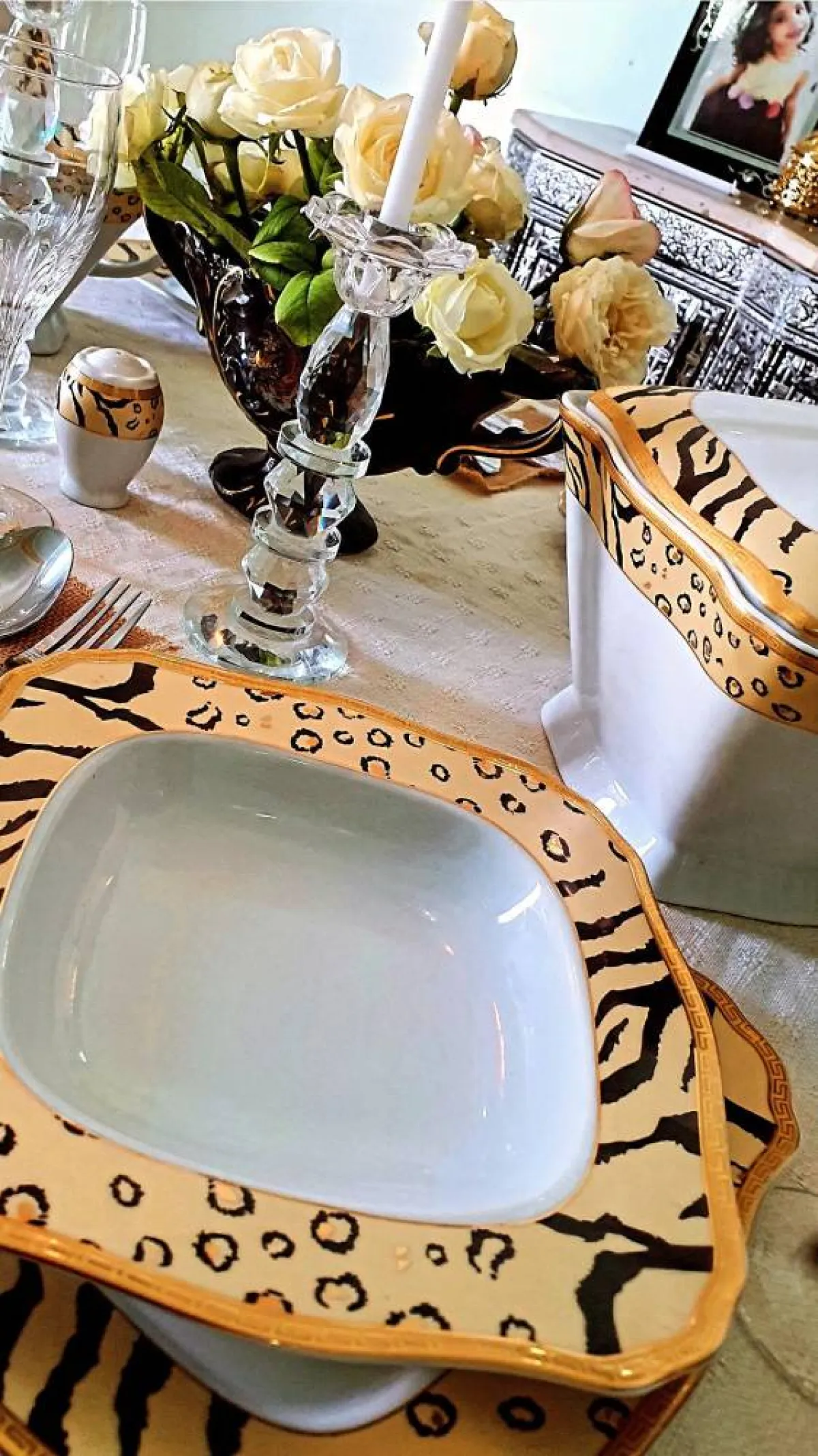 الورود البيض تزيّن منتصف الطاولة