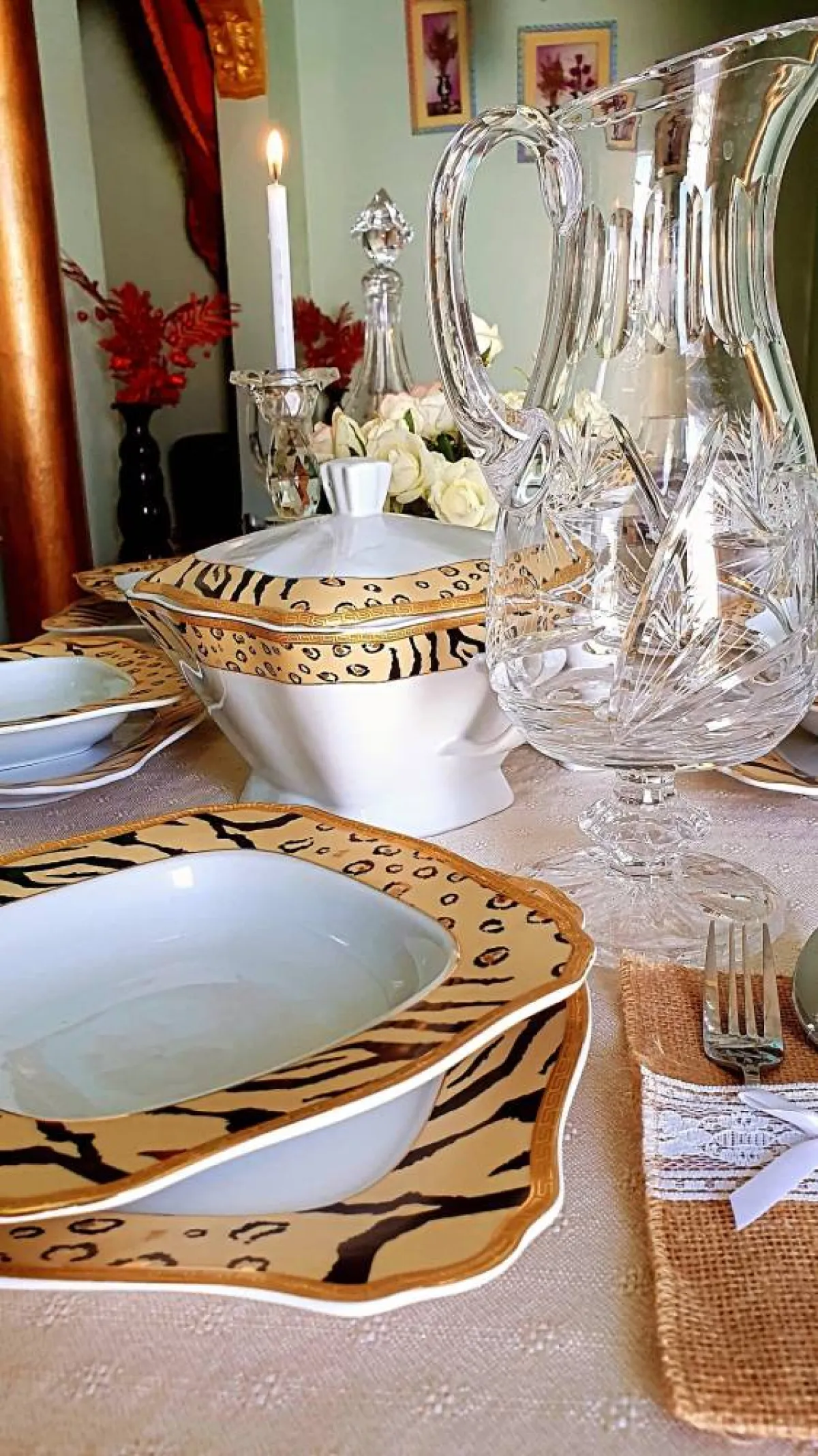 نقشة جلد النمر بارزة على أدوات الضيافة لعام 2022