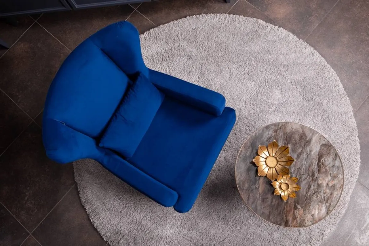 مقعد جانبي باللون الأزرق النيلي