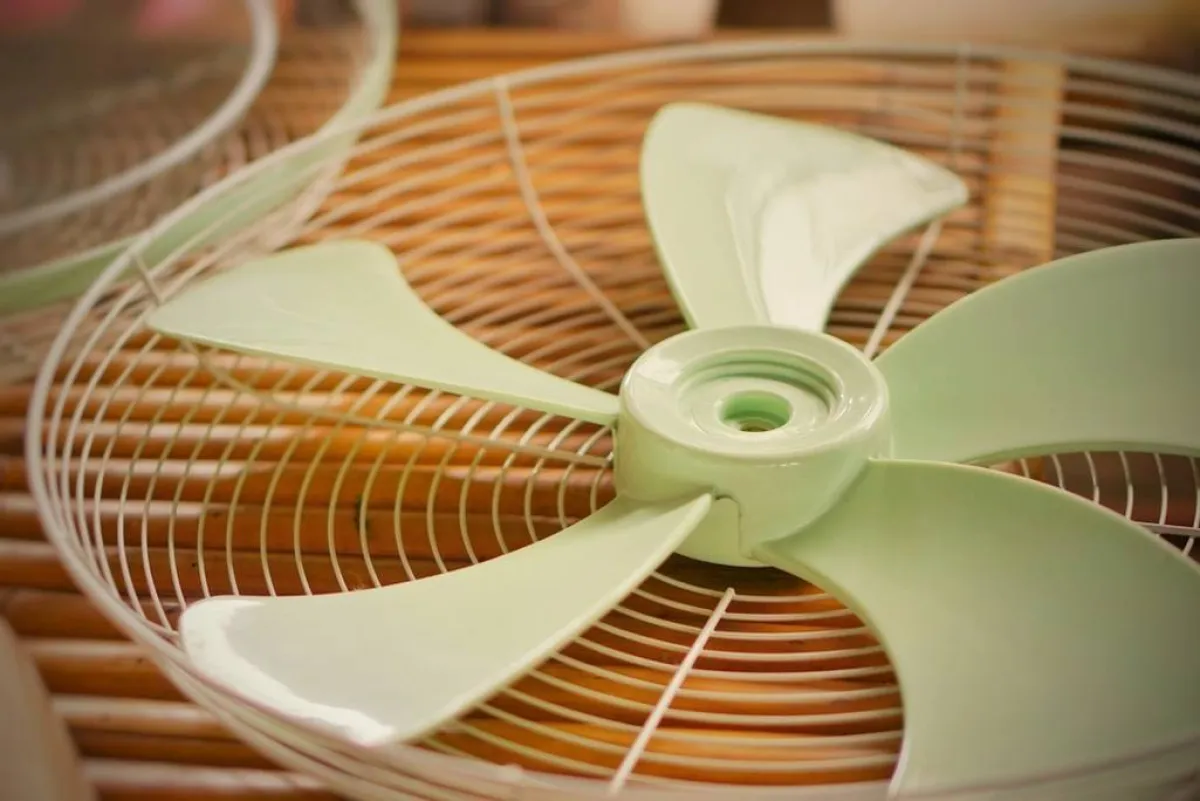 أجزاء المروحة الكهربائيّة تُفصل عن بعضها البعض لغرض "التنظيف العميق"