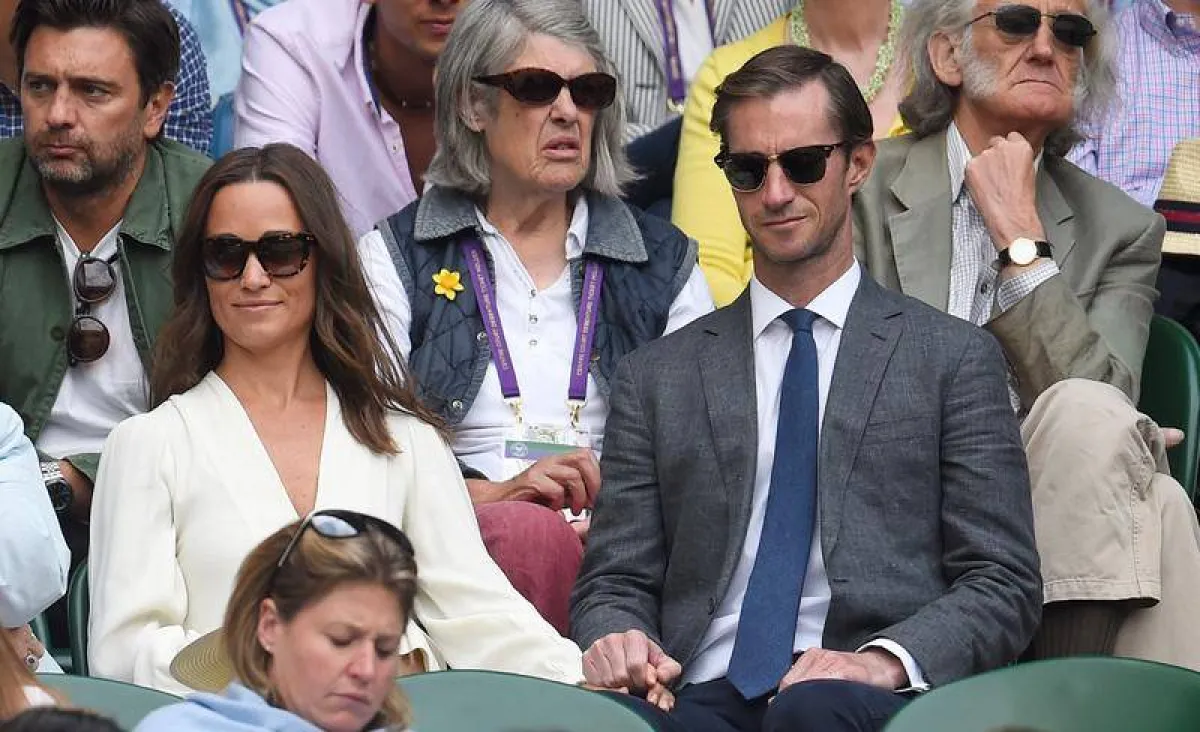 بيبا ميدلتون وزوجها 