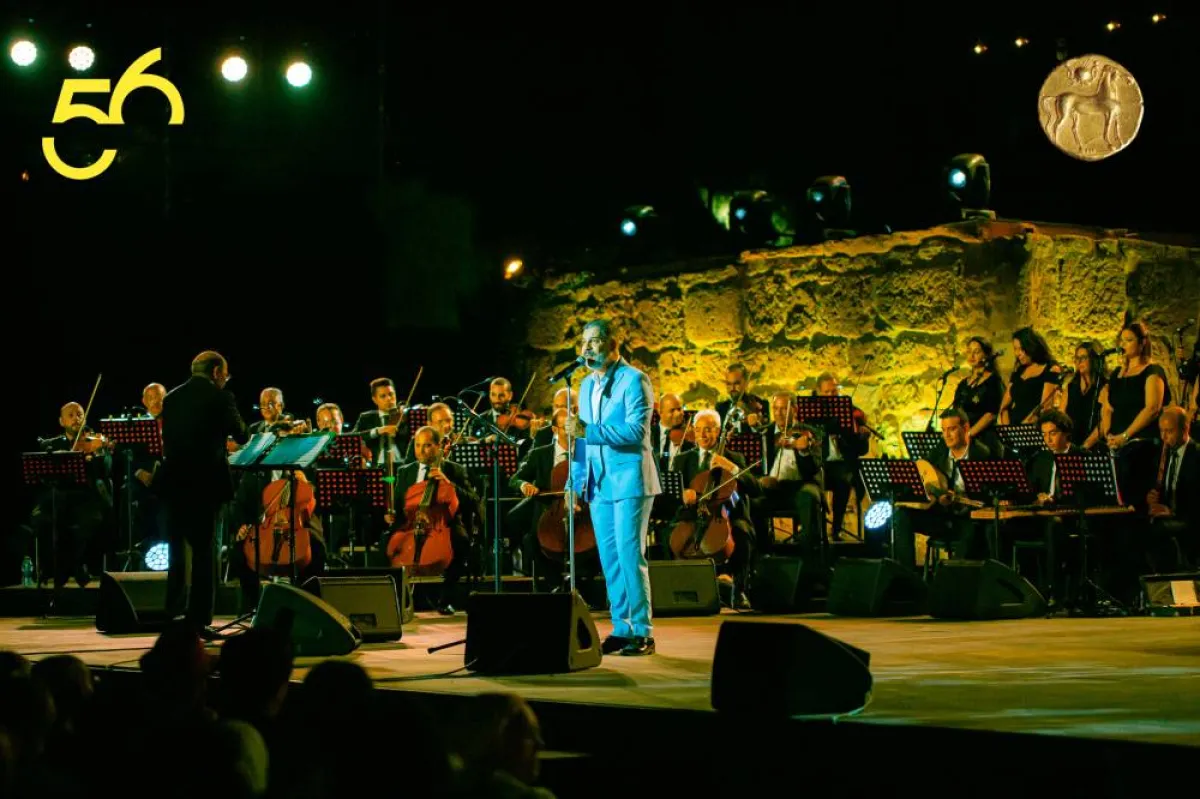 المطرب عمر الحناشي يغني في الحفل - الصورة من حساب المهرجان على الفيسبوك