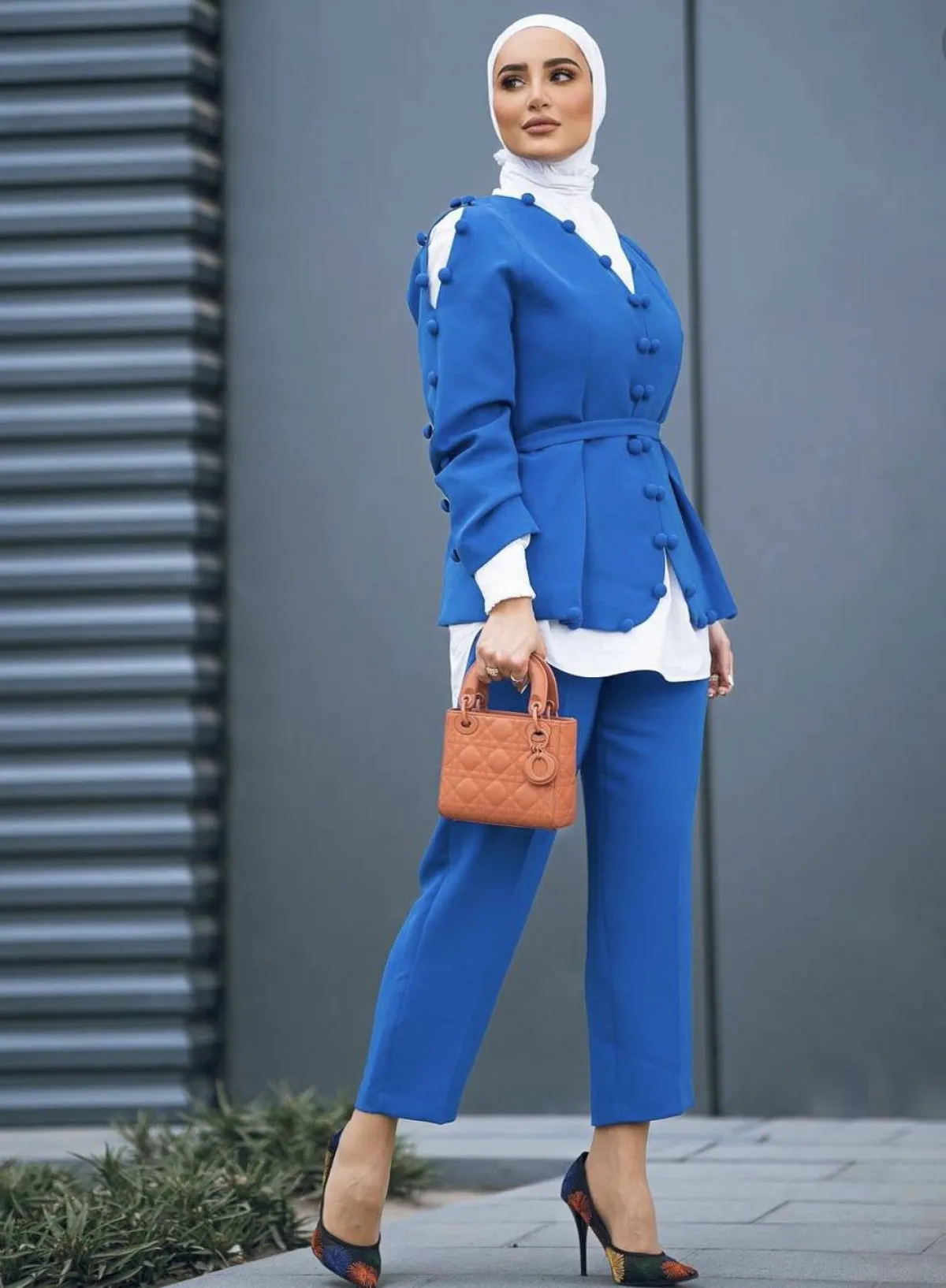 تنسيق البدلة الزرقاء