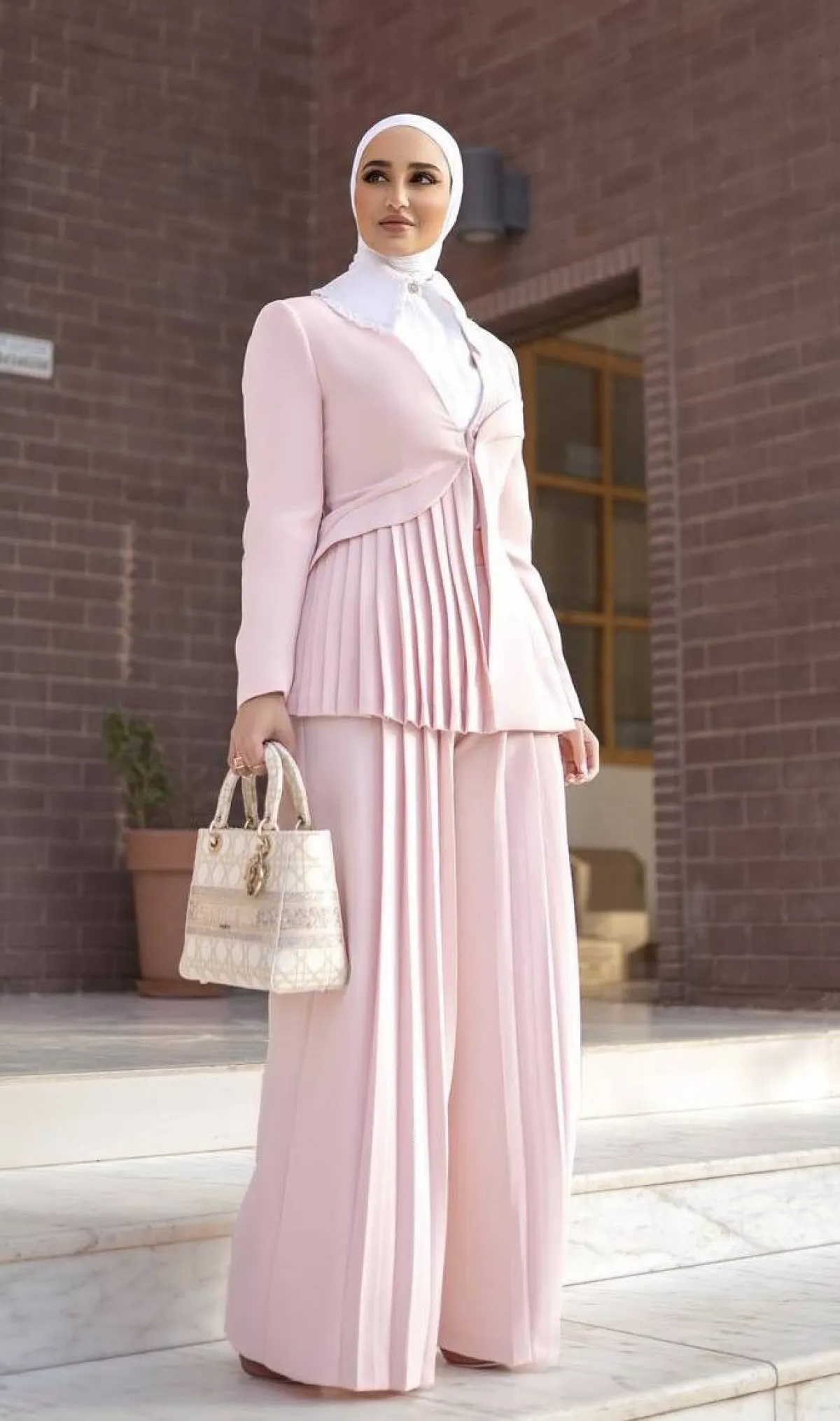 البدلة الزهرية الفضفاضة