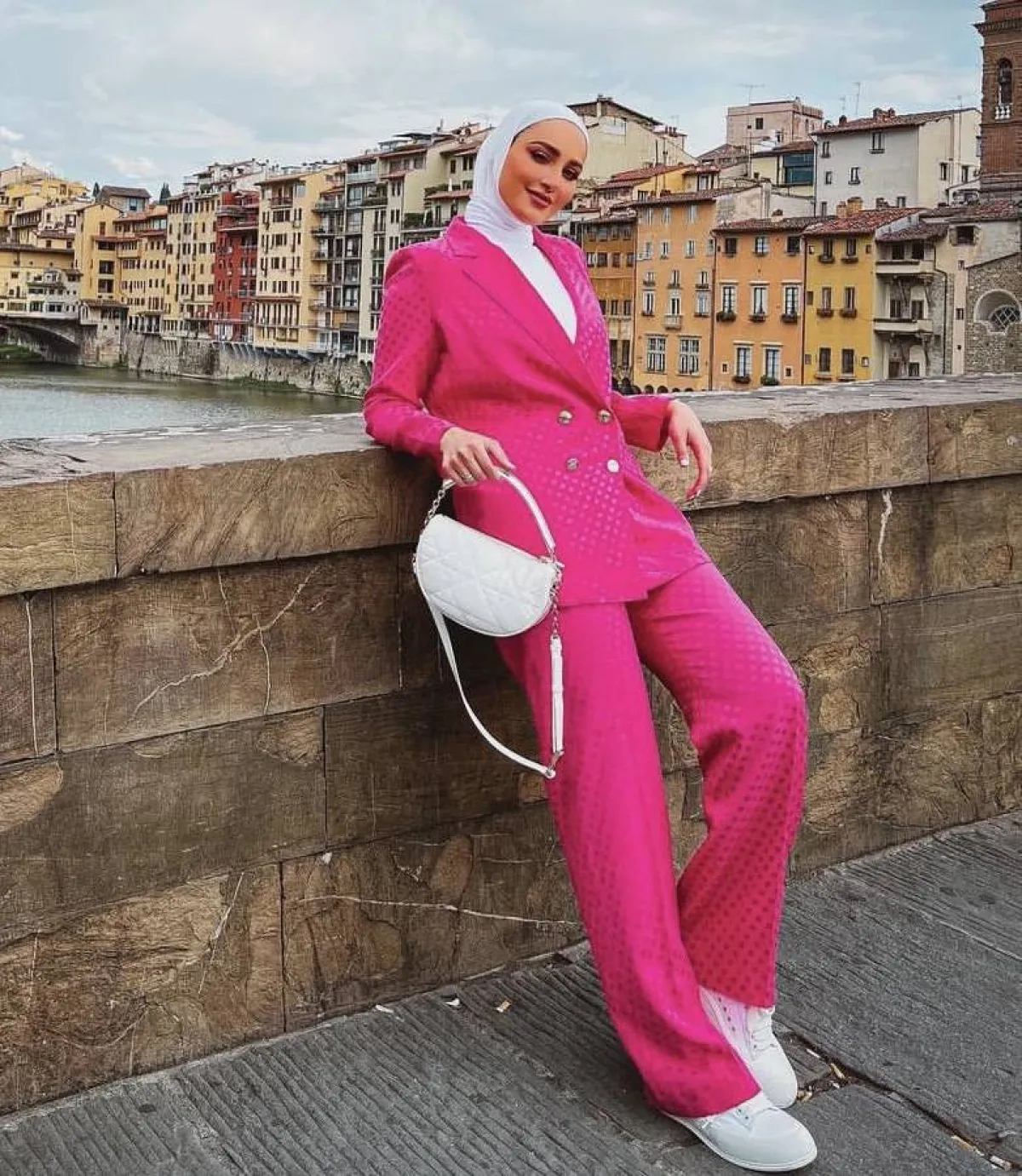 دلال الدوب بالبدلة الفوشيا