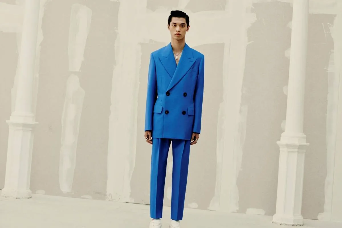 بدلات رجالية جريئة من عروض صيف 2022