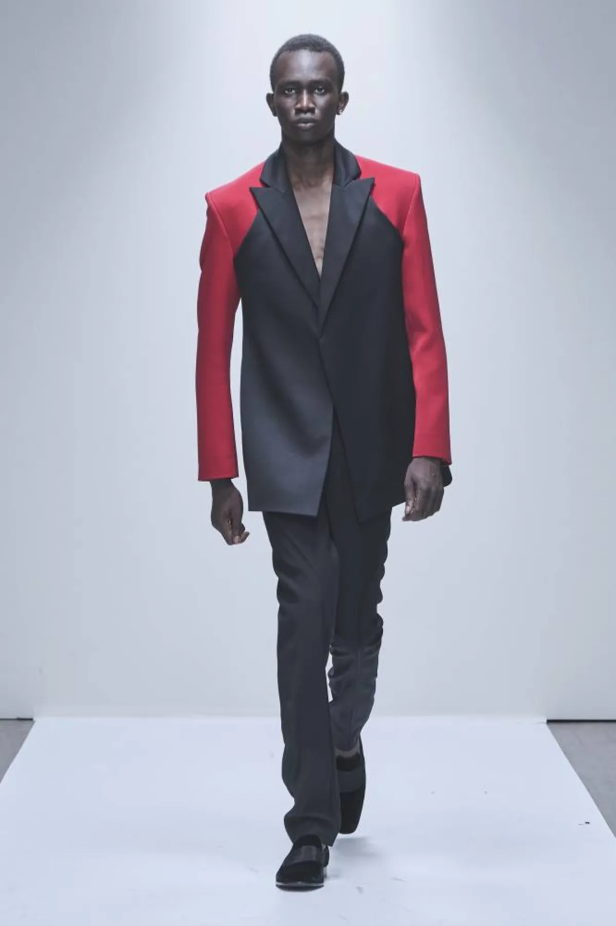 بدلات رجالية جريئة من عروض صيف 2022