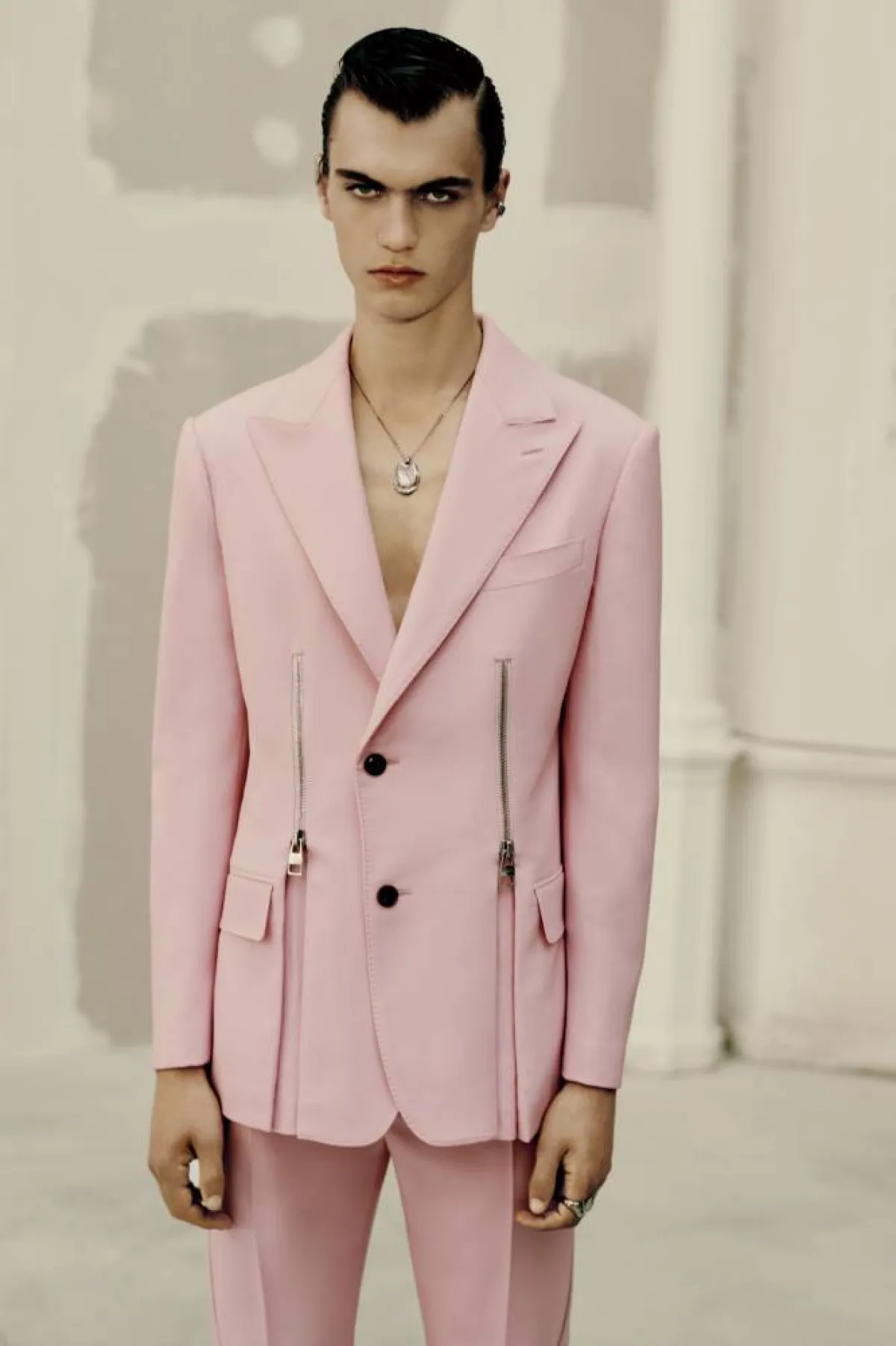 بدلات رجالية جريئة من عروض صيف 2022