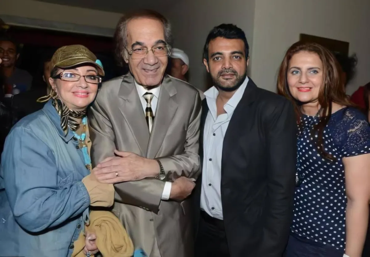 محمود ياسين يتوسط أسرته - الصورة من أرشيف المحرر